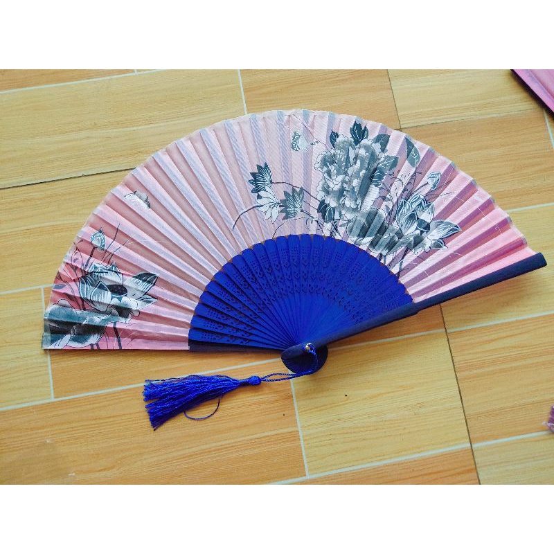 Quạt cầm tay chùm tua rua hoạ tiết hoa