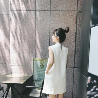 Đầm suông trắng đơn giản thanh lịch