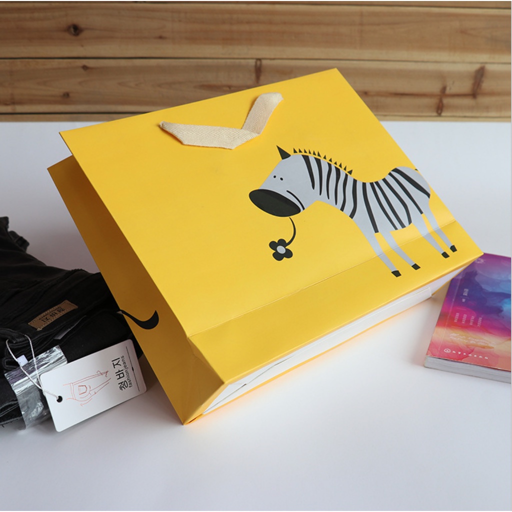 Túi giấy bìa cứng màu vàng logo ngựa vằn, quai xách vải