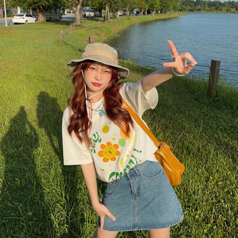 Áo thun tay ngắn cổ tròn in hình - Stay Groovy