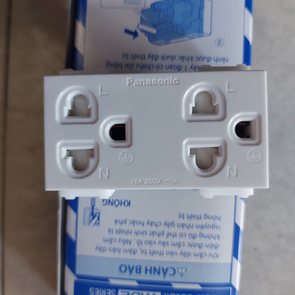 Ổ cắm đôi 3 chấu 16A có màng che Panasonic WEV1582SW Dòng Wide Series