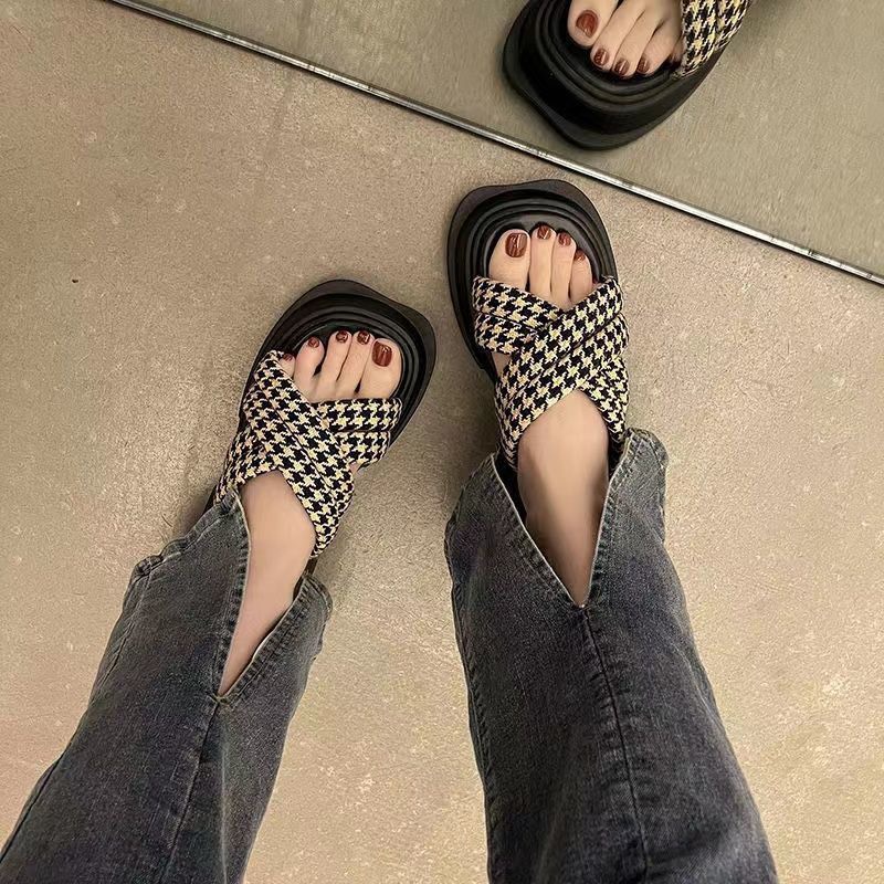 Dép nữ đế xuồng quai kẻ Kerra chất đẹp