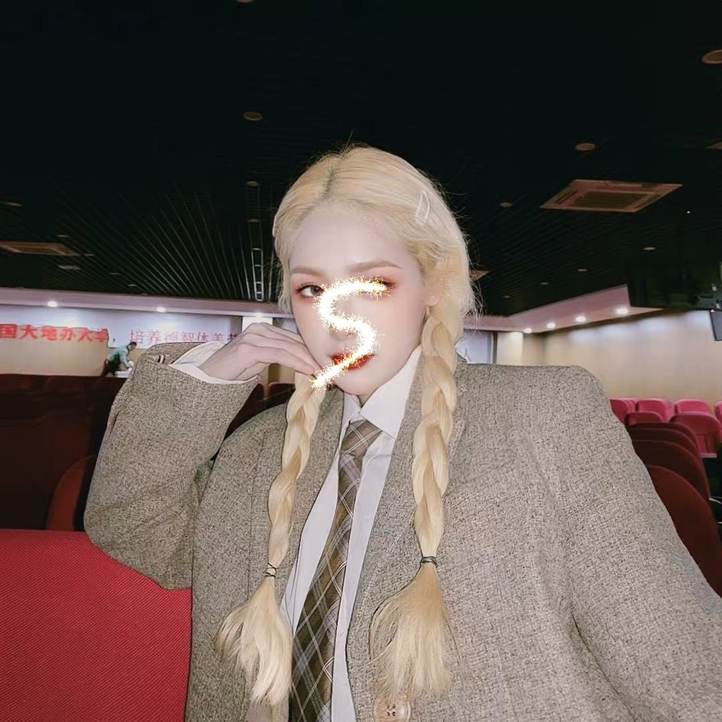 Set áo blazer và váy xếp ly phong cách mùa thu