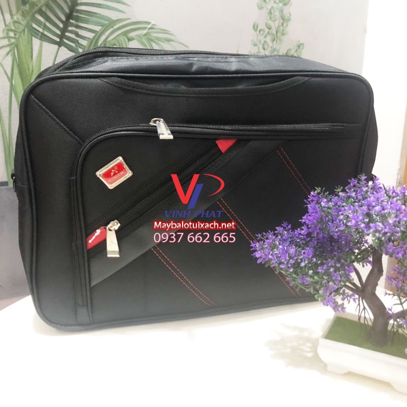 Cặp đa năng màu đen với họa tiết đơn giản vô cùng tiện lợi, hữu dụng, gọn gàng, phong cách và rất đẹp mắt