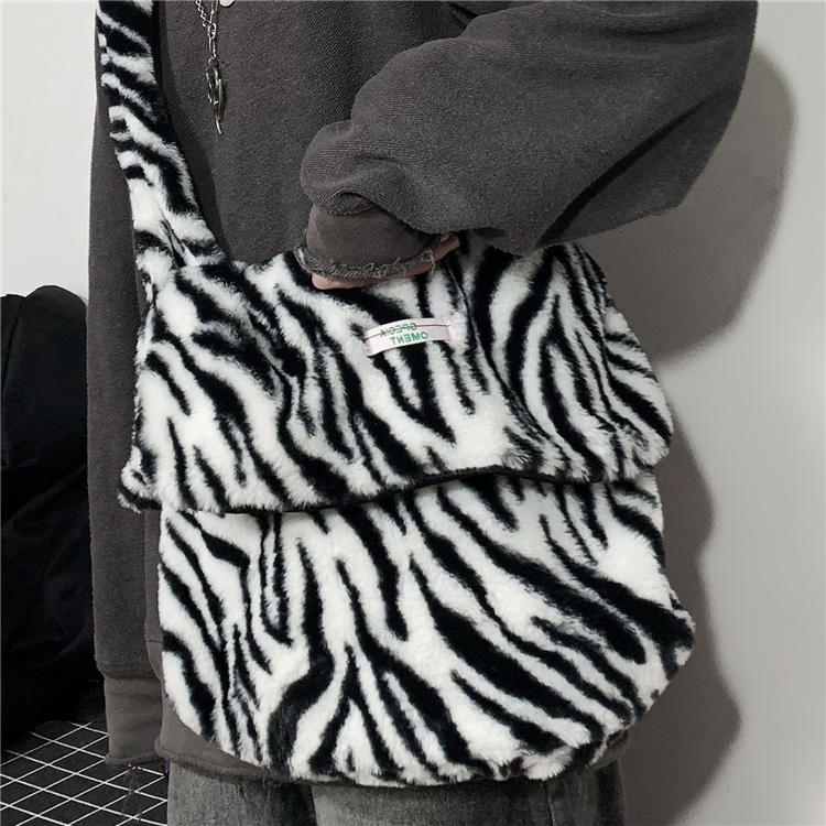 Túi đeo chéo kích thước lớn vải lông in da báo/ngựa vằn phong cách Hàn Quốc