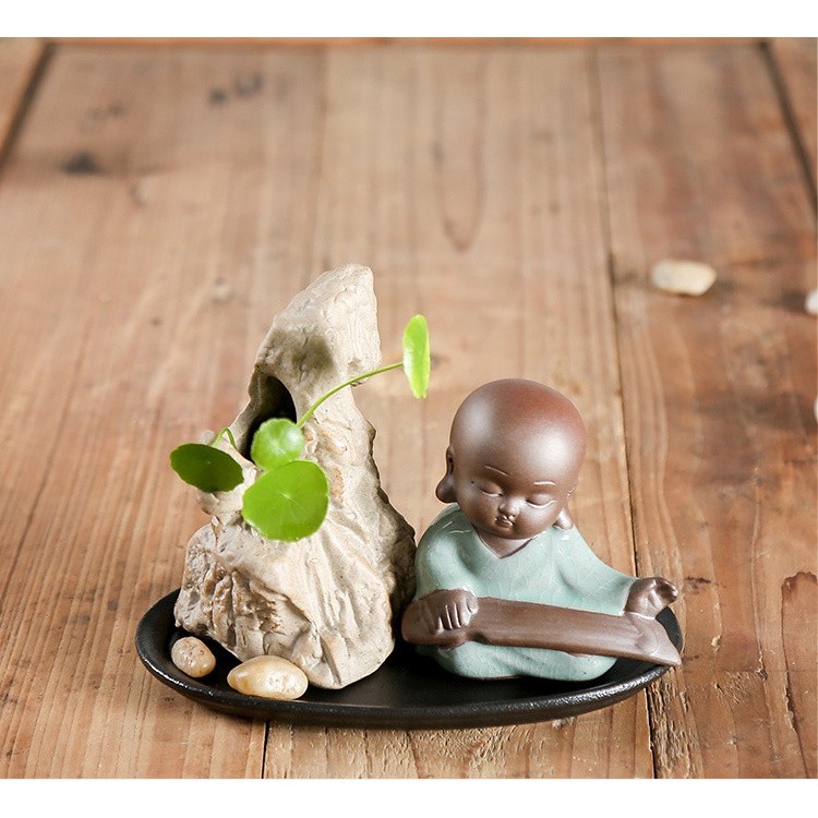 Tượng Chú Tiểu Cầm Kì Thi Họa Bên Chậu Núi Đế Gốm Đen