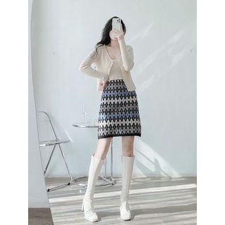 Áo len đen kem: áo 2 dây basic, cardigan mỏng cùng màu