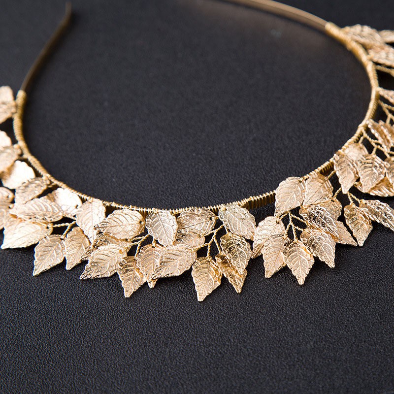 Cài tóc hình chiếc lá xinh xắn cho cô dâu