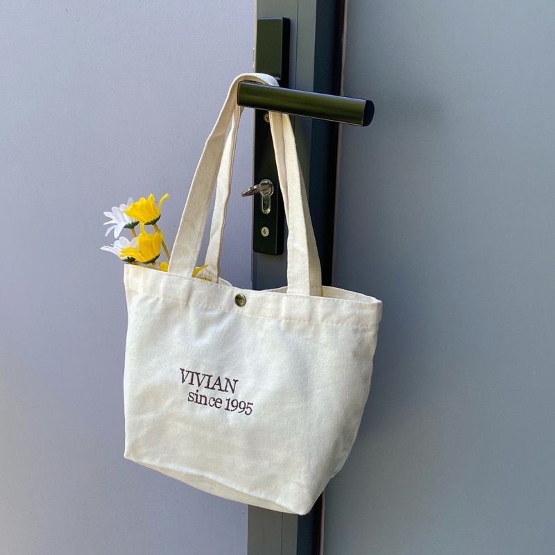 Túi vải đeo vai thêu theo mẫu.