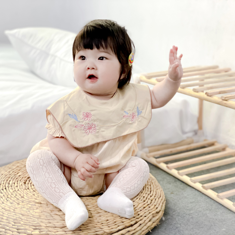 Áo liền quần cổ vuông thêu hoa cho bé gái sơ sinh