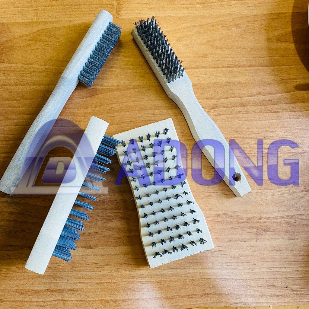 Bàn chải sắt thân gỗ dùng để đánh rỉ (Có loại cán dài)