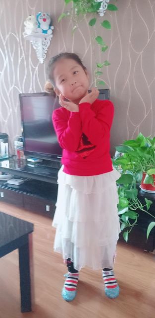 Chân váy xoè trắng dễ mix đồ cho bé gái