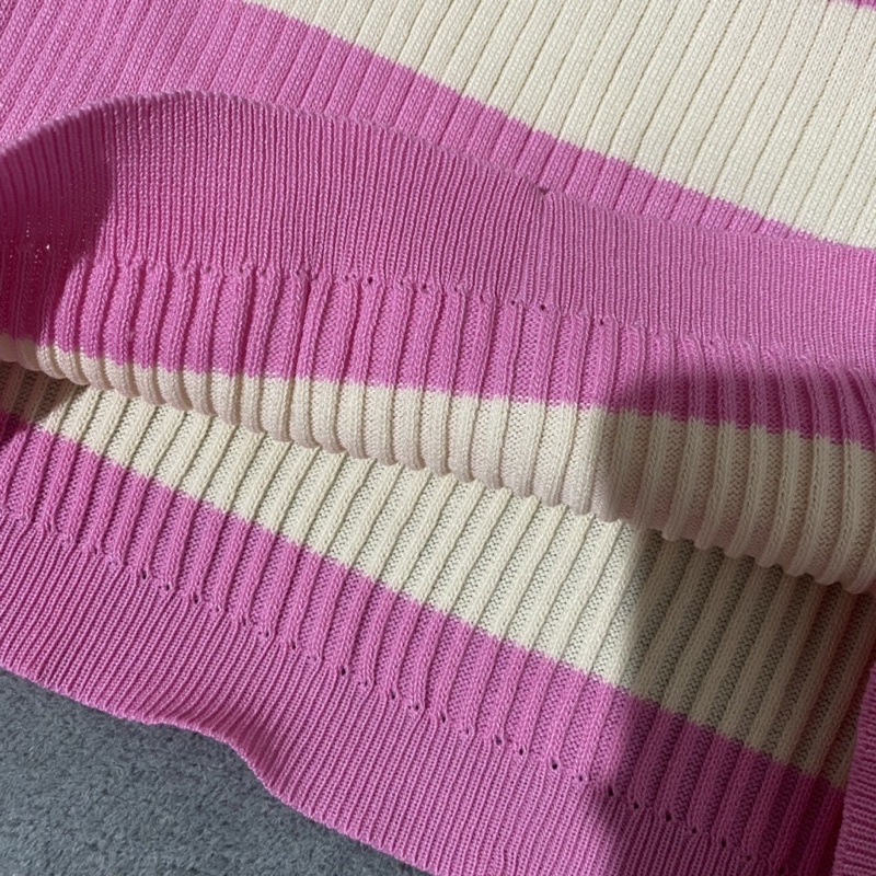 Áo trắng croptop trễ vai và chân váy HM