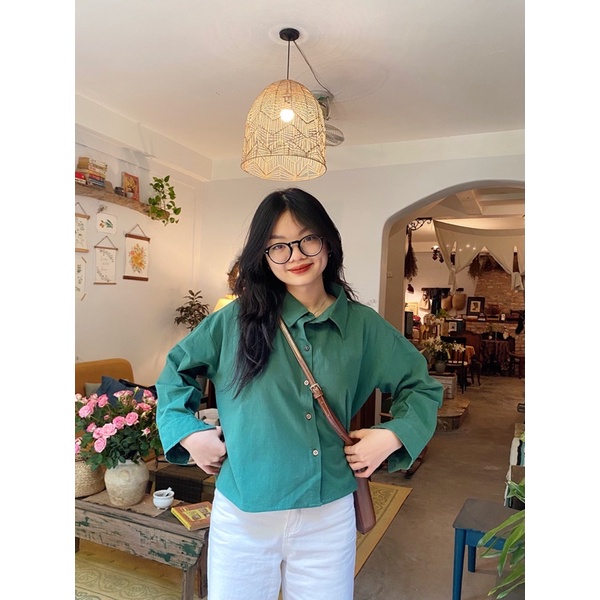 Áo sơmi nữ cách điệu màu trắng và xanh cổ vịt xẻ vạt phía sau phối cùng quần jeans-âu Wepretty Clothes | BigBuy360 - bigbuy360.vn