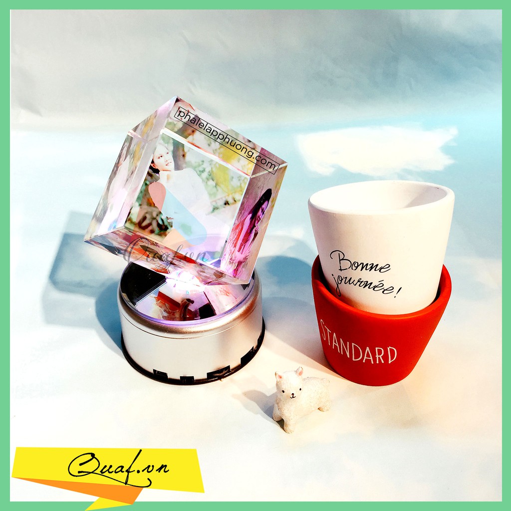 Pha lê xoay tự động phát nhạc MP3, đèn led, đế sạc, thẻ nhớ, in 3 ảnh