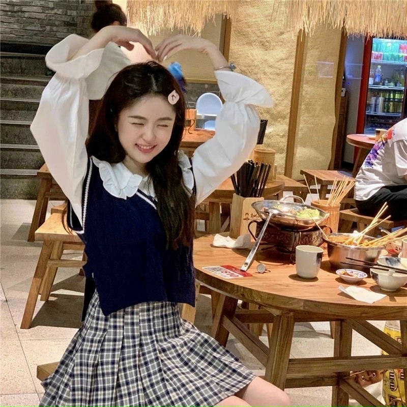 SET 3 MÓN: SƠ MI TRẮNG CỔ BÈO KÈM GILE NGOÀI + CHÂN VÁY CARO XẾP LY🧸 | BigBuy360 - bigbuy360.vn