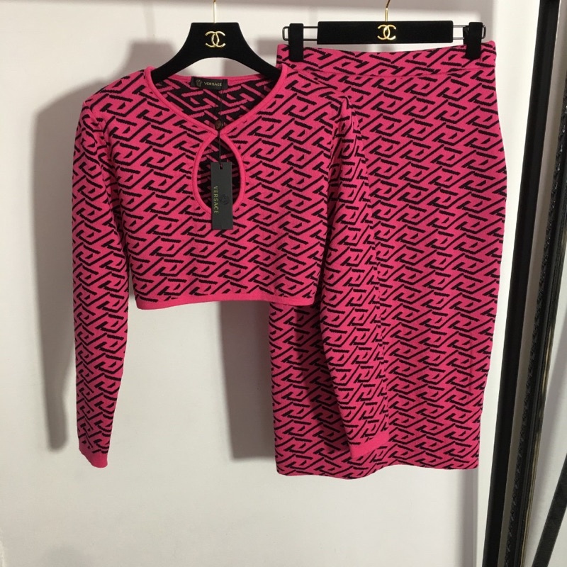 Set trang phục len cho nữ thương hiệu Versace cao cấp gồm áo len croptop và chân váy dài dáng ôm