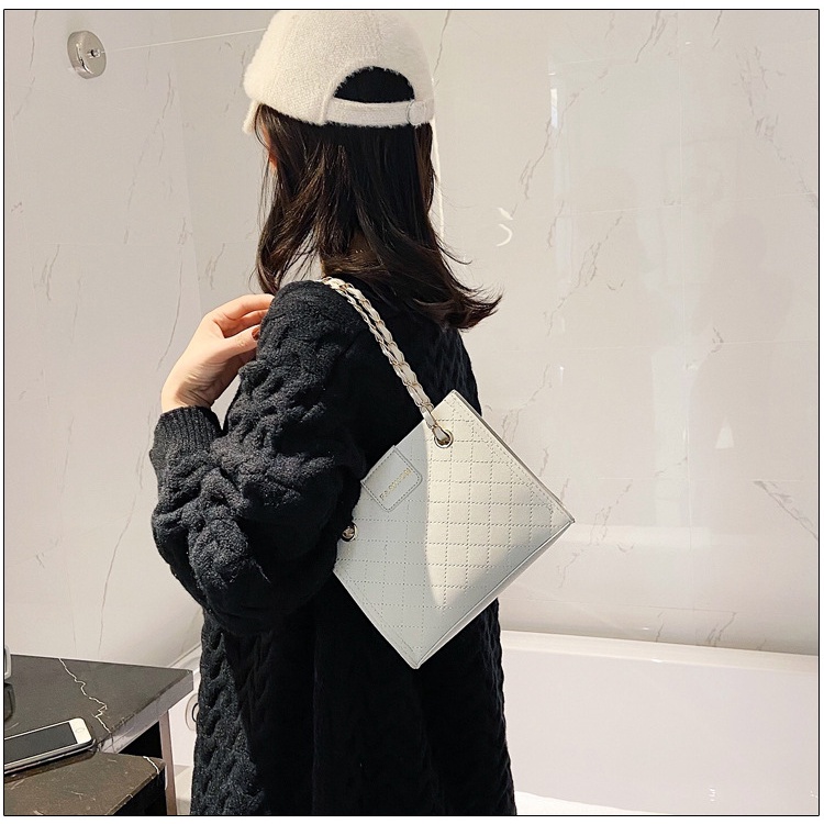 Túi da nữ cặp nách họa tiết ô lưới màu trắng hình vuông kích thước lớn và dây đeo chuỗi xích cá tính