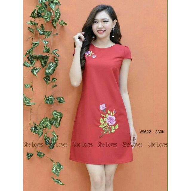 Đầm suông thêu hoa tay con