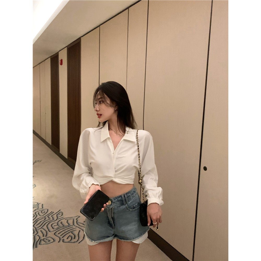 Áo sơ mi trắng tay dài croptop hở bụng cổ V rốn cột dây sau lưng cổ polo ulzzang