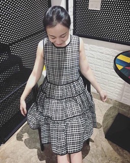 Váy kẻ cara xoè tầng