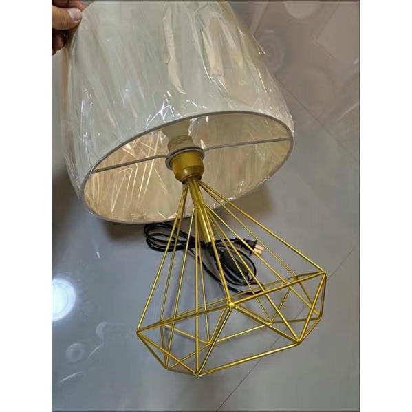 Đèn ngủ để bàn đế hình kim cương (có chỉnh sáng)