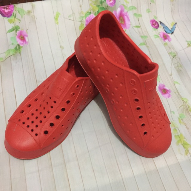 Giày native