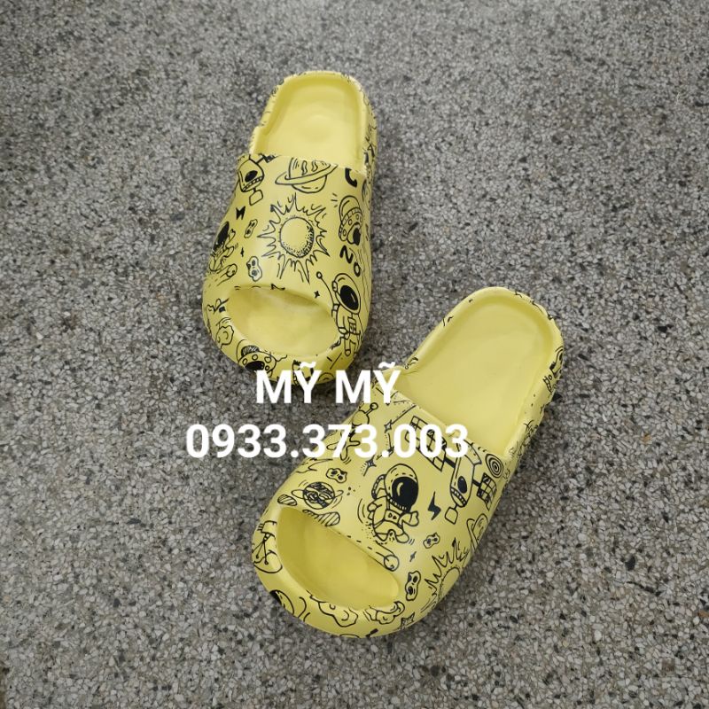 Dép bánh mì cho Nữ hình vũ trụ phi hành gia.