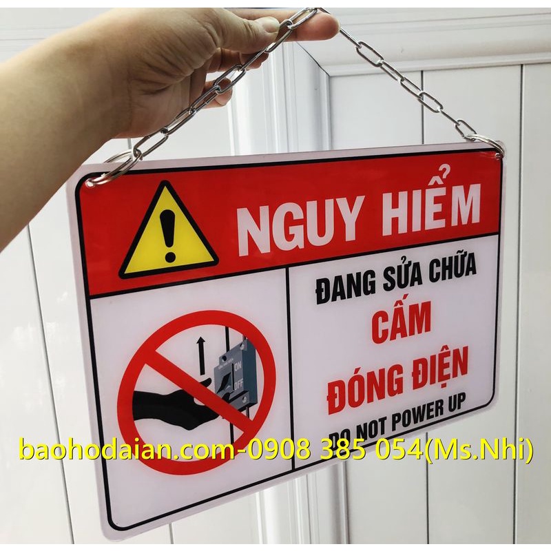Biển báo máy đang bảo trì cấm đóng điện chất liệu mica có xích treo tiện dụng
