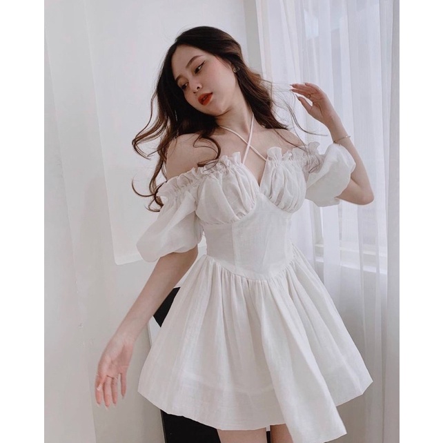 ĐẦM TRẮNG RỚT VAI DÂY CỔ YẾM CHÉO PHỒNG XOÈ ✨ Một chiếc đầm thú vị này nàng có thể tuỳ ý biến hoá phong cách thật