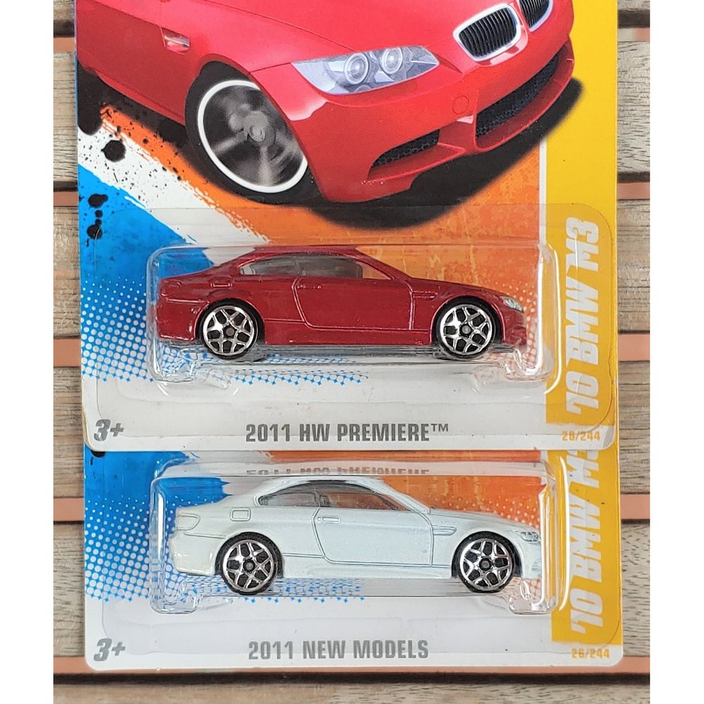 Xe mô hình tỉ lệ 1:64 Hot Wheels 70 BMW M3 ( trắng và đỏ )