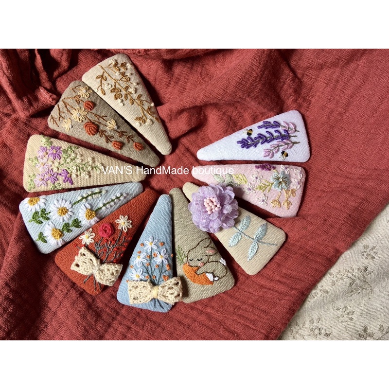 Kẹp tóc tam giác thêu tay VanKhuong's Boutique