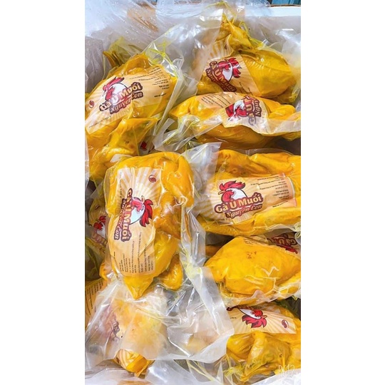 Gà ủ muối hoa tiêu nguyên con. Da giòn thịt dai. Gà kèm muối chấm tắc.