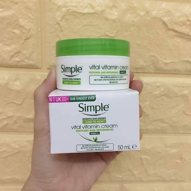Kem Dưỡng Da Simple Kind To Skin Vital Vitamin Cream