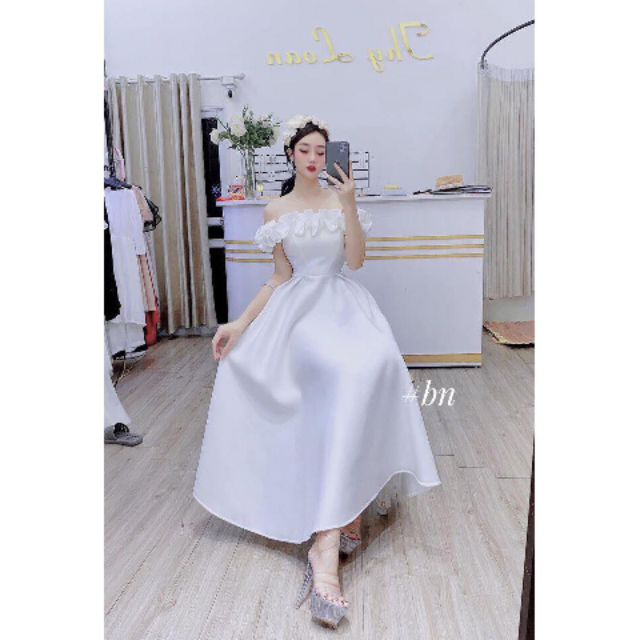 Váy xoè trắng bồng bềnh dài qua bắp chân, váy trễ vai sang trọng
