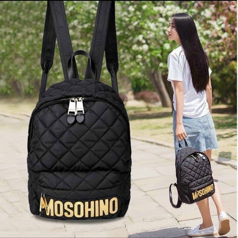 Balo M.o.z.c.h.i.nio chần vuông logo vàng