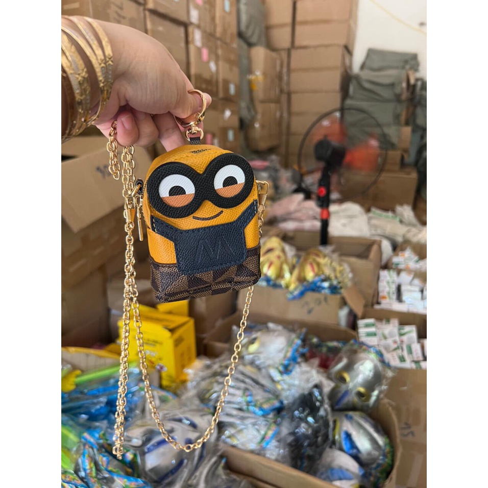 Túi đeo chéo mini hình Minion siêu xinh cho bé và mẹ, có dây đeo xích cá tính