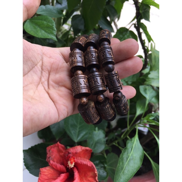 Vòng trầm hương sánh chìm khắc chú Tây Tạng