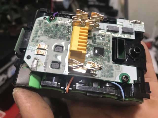 Pin đóng makita 18V 5ah Cell 25R mới