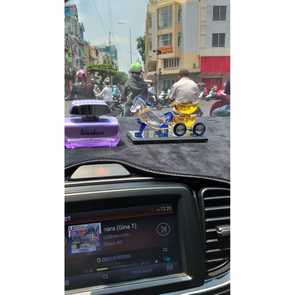 Tượng ngựa kéo tài lộc trang trí taplo ô tô