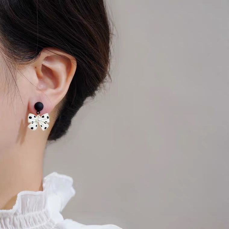 Khuyên Tai Hình Nơ Chấm Bi Đen Phong Cách Ngọt Ngào Cổ Điển