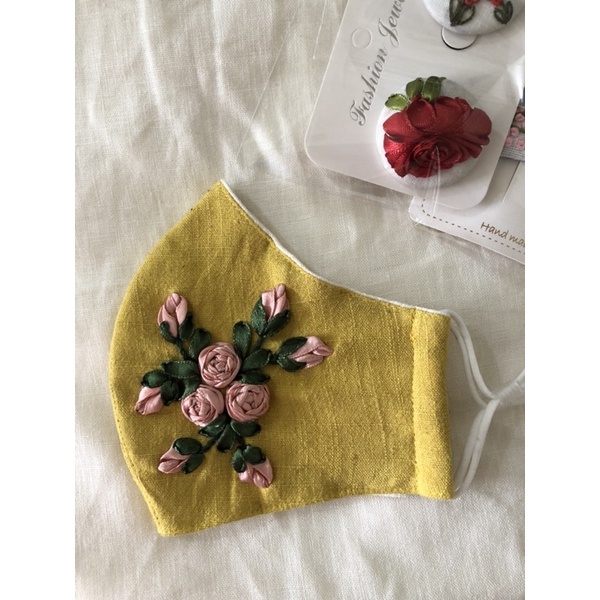 Khẩu trang thêu handmade phối màu bên trong