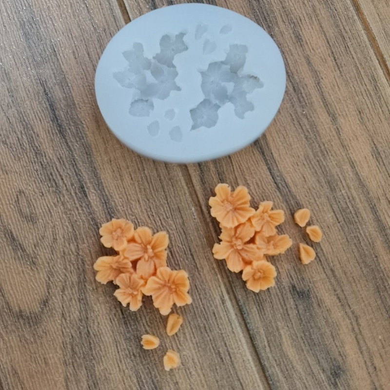 khuôn hoa nhí chùm trang trí bánh