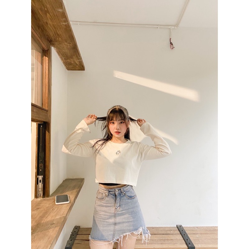 Áo croptop logo nhỏ thêu nổi
