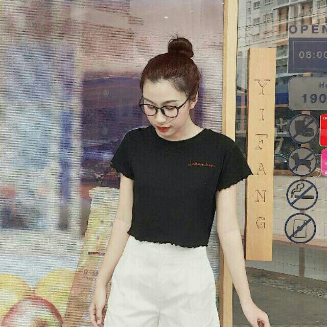 Áo croptop thêu chữ