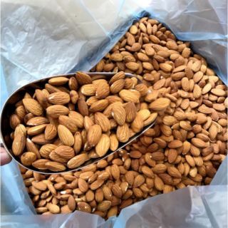 Hạnh nhân tươi dùng làm sữa hạt, làm bánh, rang ăn liền.