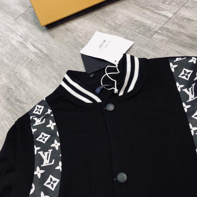 ÁO KHOÁC,ÁO BOMBER LV THÂN NỈ VAI DA THÊU CHỮ VIỀN TRẮNG ĐEN CỰC CHẤT