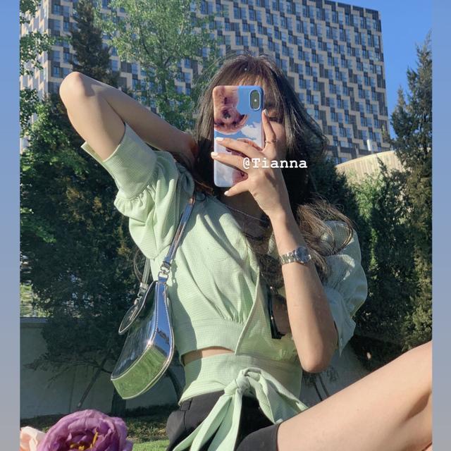 Set áo sơ mi tay phồng cổ búp bê phối dây cột nơ kèm quần đùi thời trang