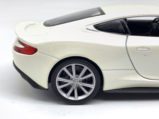 Xe Mô Hình Aston Martin Vanquish 1:24 Welly ( Trắng ngà )