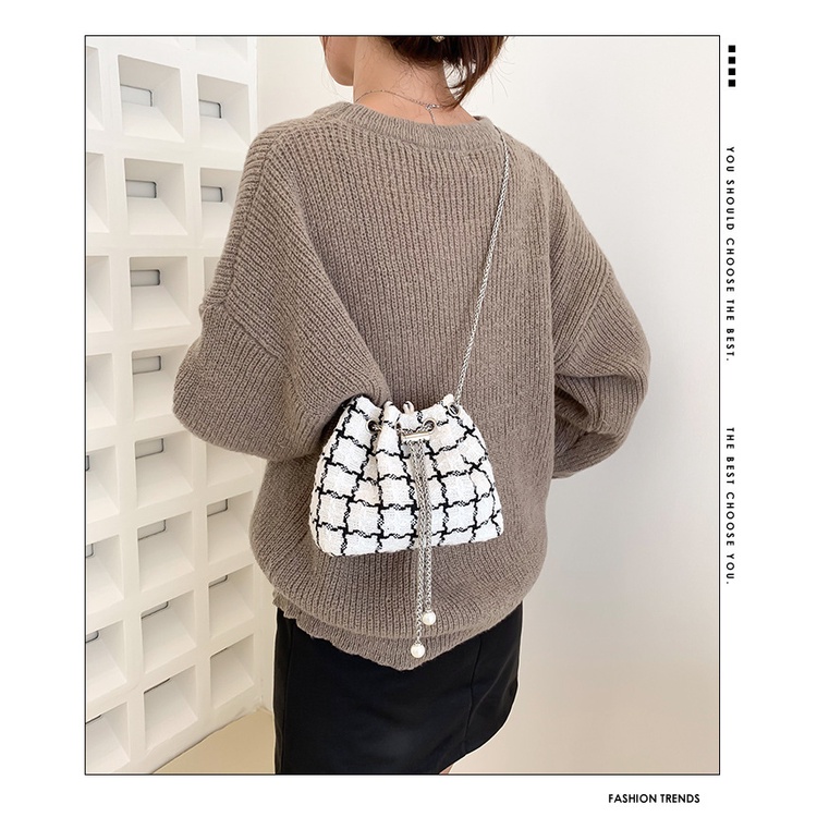 Túi Xách Bucket Chất Liệu Len Phối Dây Xích Thời Trang Dành Cho Nữ